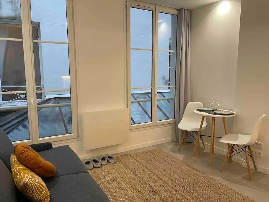 Cozy Studio In The Heart Of Paris contacts